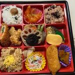 むすんでひらいて - 料理写真:味わい御膳弁当６４６円。
 
味わい御膳弁当は数種類のご飯とおかずが９つに小分けになったお弁当。
