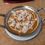 インド・ネパール料理　ヒマラヤ - 単品チキンパサンダカレー1080円  ベースはバタチキっぽいかな(๑°o°๑)  スライスアーモンドがトッピング(๑°ㅁ°๑)‼✧