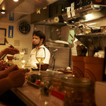 ルラシオン - カウンター越しでシェフと共にボリューム満点のお料理をお楽しみください。