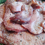 焼肉　千山閣 - すごく厚みのあるタン塩。薄くないので、肉の旨味を十分楽しめます。