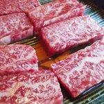 焼肉　千山閣 - サシが十分なカルビ。焼いて口に入れた途端に、さっくりジューシーにとろけていきます。