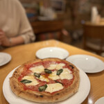 タベルナ デル ヴィットリオ - マルゲリータピザは大き過ぎず、ちょうど良いサイズ