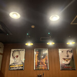 Jinambo Uramen - 店内はテーブルとカウンターで映画のポスターが飾られてました