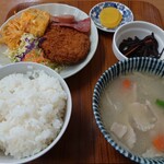 とみ兵 - 豚汁定食700円