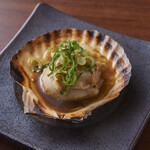 [From Hokkaido] Grilled scallops in the shell with butter and soy sauce