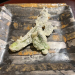 Ta Getsu - 少な目コース２３１００円。独活、コシアブラの天ぷら。風味の良い山菜です♩