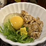 シンヨコ商店 - サービスの納豆と卵とネギ。これを全部混ぜ混ぜ＆ドゥルドゥルにしてから、2杯目のごはんをいただきました…