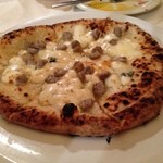 シシリヤ - クアットロ・フォルマッジ＋サルシッチャ♪サルシッチャのお肉感がステキ☆