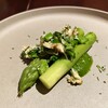 Hofe - 毛蟹とグリーン・アスパラガスのサラダ 菜花と春菊のソース
