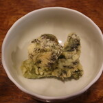 家庭料理 大助 - お通し300円、タラの芽の天ぷら(2023年4月）
