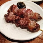 Yakitori Senmonten Kagiya - カシラ。塩味だが自家製胡麻味噌を付けると美味しさアップ。