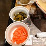 らあめん花月嵐 - 紅生姜と辛子高菜がついてきました
