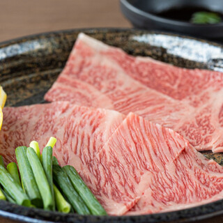 Enjoy the luxury of A5 rank domestic wagyu beef! A wide range of satisfying set meals available
