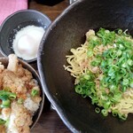 楽 - 汁なし担々麺+皮カリカリ丼ハーフ+温泉卵
