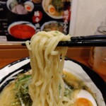 俺の中華たなか家 - 麺リフト⤴️「自家製太麺」に「ガツン」と味噌スープが絡んできます♬