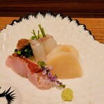 小柳寿司 - お造りは、長崎のひらめ、銚子の金目鯛、タイラギは愛知県、かいわれ大根のお浸し