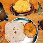 ヒンホイ - ミニカレー＆チャパティ
、インドスパイシーオムレツトースト（チャイかコーヒーが付きます）