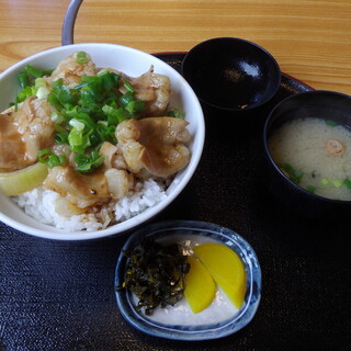 ふる里 - 料理写真:ホルモン丼