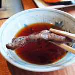 焼肉　千山閣 - これが千山閣自慢のタンの厚み。（焼いた後）