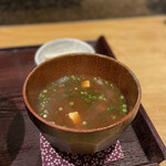Shimbashi Hideya - 赤出汁味噌汁。具は豆腐とワカメ