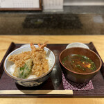 志ん橋 ひでや - 天丼定食全景。天丼，味噌汁のほか，漬物と小鉢付き