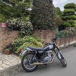 maru - 正門とSR400