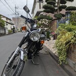 maru - 正門とSR400