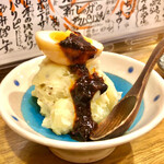 旬な魚と鉄板焼き　アゲマス - ポテサラにもひと工夫。煮卵にピリ辛タレで