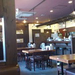川崎商店 - 広い店内