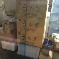 うなぎ 久保田 - お店の正面に位置するうなぎを貯蔵しておく建物の中