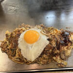 お好み焼 きじ - すじモダン焼き１５４０円、玉子１３２円。焼きそばを生地に流し、それを鉄板で焼き上げる珍しいスタイルです。すじの甘みが焼きそばとマッチして、とても美味しかったです（╹◡╹）