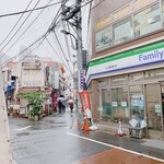 牛すじカレー 小さなカレー家 - JR大久保駅南口を出て右へ　ファミマの左脇を奥へ進みます