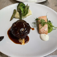 TRUNK(KITCHEN) - 私は和牛ハンバーグ黒トリュフ添えとノルウェーサーモンを。ハンバーグは焼きすぎ&肉汁なし。サーモンは味が薄すぎた、、