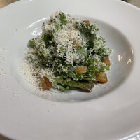 TRUNK(KITCHEN) - チーズがかかったシーザーサラダ。普通に美味しいですがそれ以上の域を超えず。