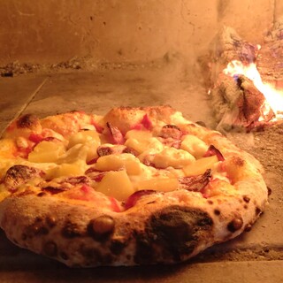 薪を使って焼き上げる、本格的な「石窯ピザ」を心行くまで堪能