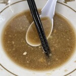 ラーメン もっけだの - 『ラーメンニンニク野菜マシマシ+ネギ』のスープ