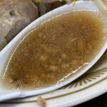 ラーメン もっけだの - 『ラーメンニンニク野菜マシマシ+ネギ』のスープ