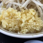 ラーメン もっけだの - 『ラーメンニンニク野菜マシマシ+ネギ』のニンニク