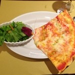 La voglia matta - ランチのサラダと一切れピザ