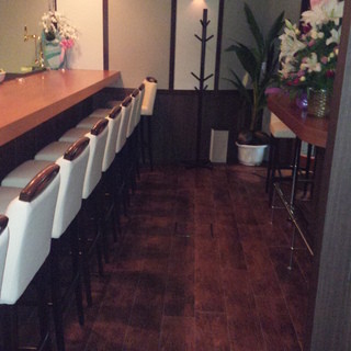 ゆったりと大きめの白いカウンターチェアーは据わり心地抜群。