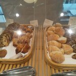 アンデルセンキッチン - ガラスケースの中にはいろんなパンがいろんなパンが