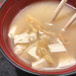 豆腐料理 双葉 - みそ汁 双葉さんの豆腐と油揚げたっぷり！ 塩味控えめで豆腐の甘さが引き立ちます
