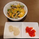 Sakai Kare- Roki - 令和5年4月 ランチタイム
                        サラダ、福神漬け、らっきょ
