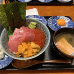 海鮮丼専門店 木津 魚市食堂 - ウニ・いくら・トロ丼   2800円(税込)
卵黄   50円(税込)