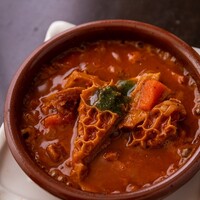 カジョス（牛もつ）のトマト煮込み