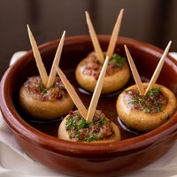 マッシュルームの生ハム詰めオーブン焼き　セゴビア風