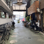 Tanagokoro - この短い商店街の中にあります。（2023.4 byジプシーくん）