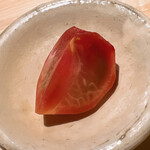 温石 - 皮を丁寧に切り落としたトマト。酸味と甘味のバランスが最高。産地と品種は秘密です