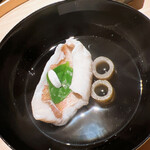 温石 - 地物の花鯛です。縁起物の管ごぼうも嬉しい。トッピングはツルナと柚子の花びら