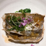 温石 - 黒ムツの炙り。丸本の太白と太香をブレンドして熱した油を振りかけます